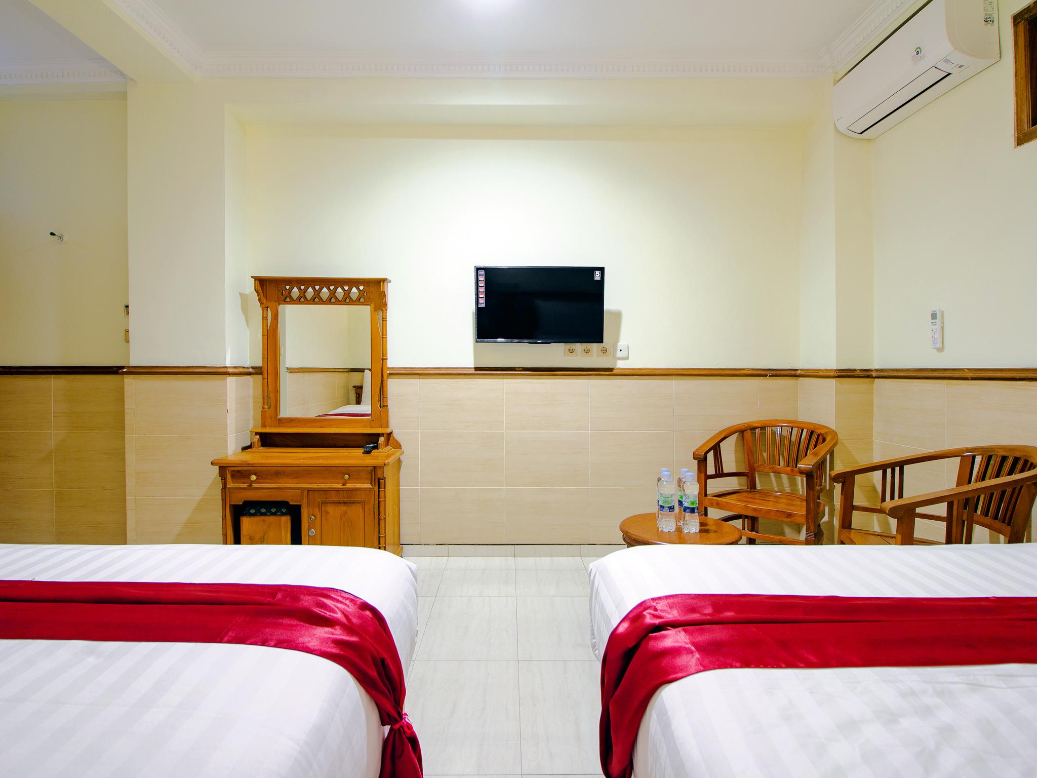 Oyo 1683 Hotel Musafira Syariah Джокьякарта Экстерьер фото
