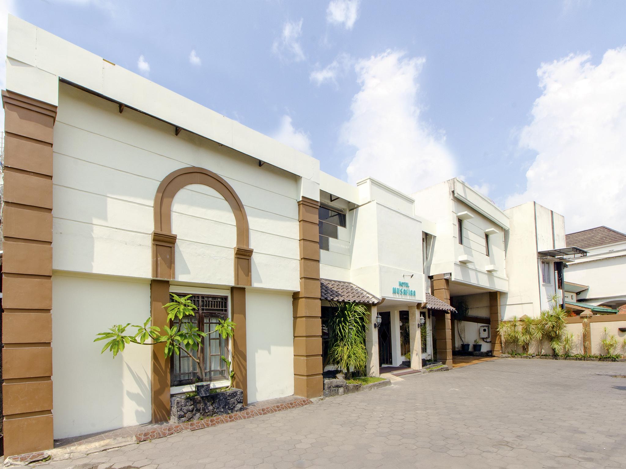 Oyo 1683 Hotel Musafira Syariah Джокьякарта Экстерьер фото