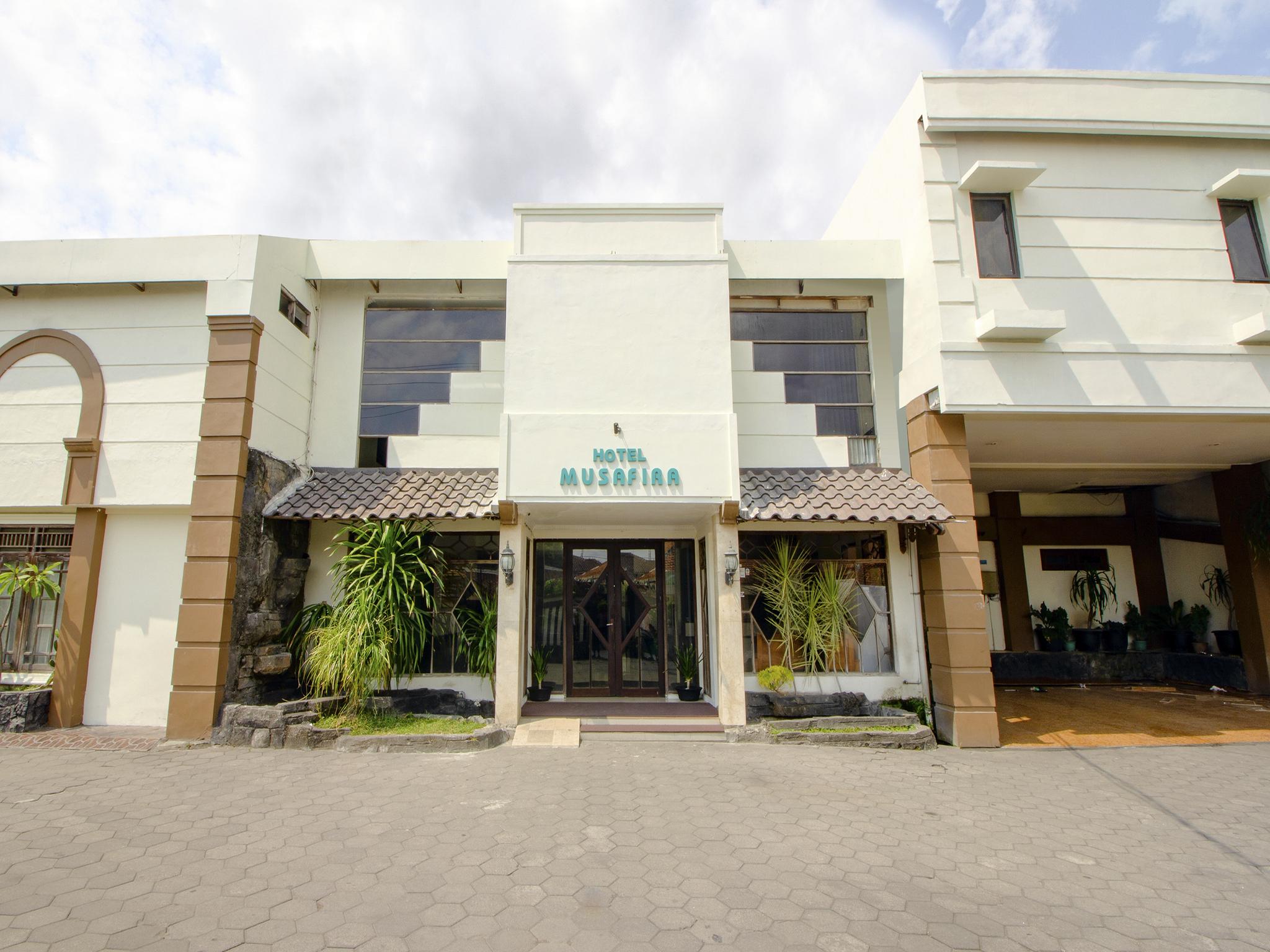 Oyo 1683 Hotel Musafira Syariah Джокьякарта Экстерьер фото