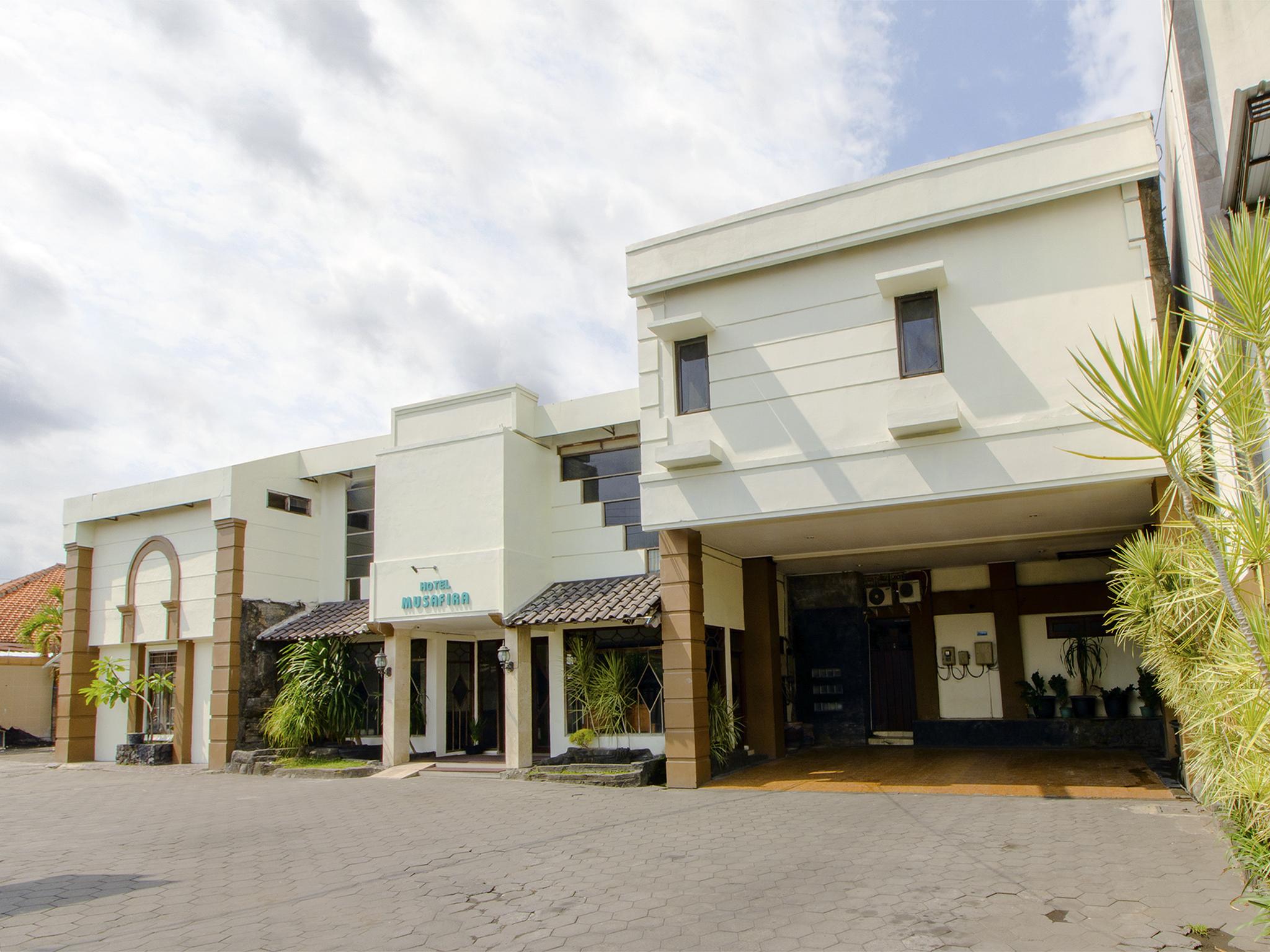 Oyo 1683 Hotel Musafira Syariah Джокьякарта Экстерьер фото