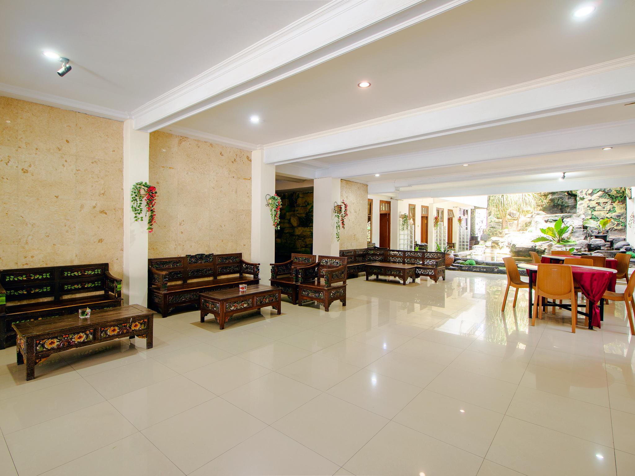 Oyo 1683 Hotel Musafira Syariah Джокьякарта Экстерьер фото