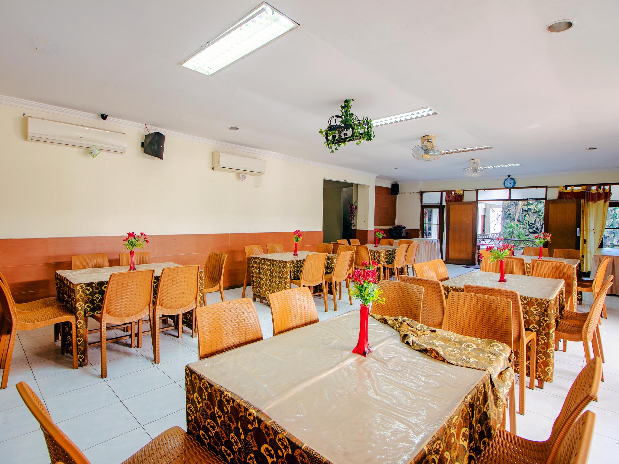 Oyo 1683 Hotel Musafira Syariah Джокьякарта Экстерьер фото
