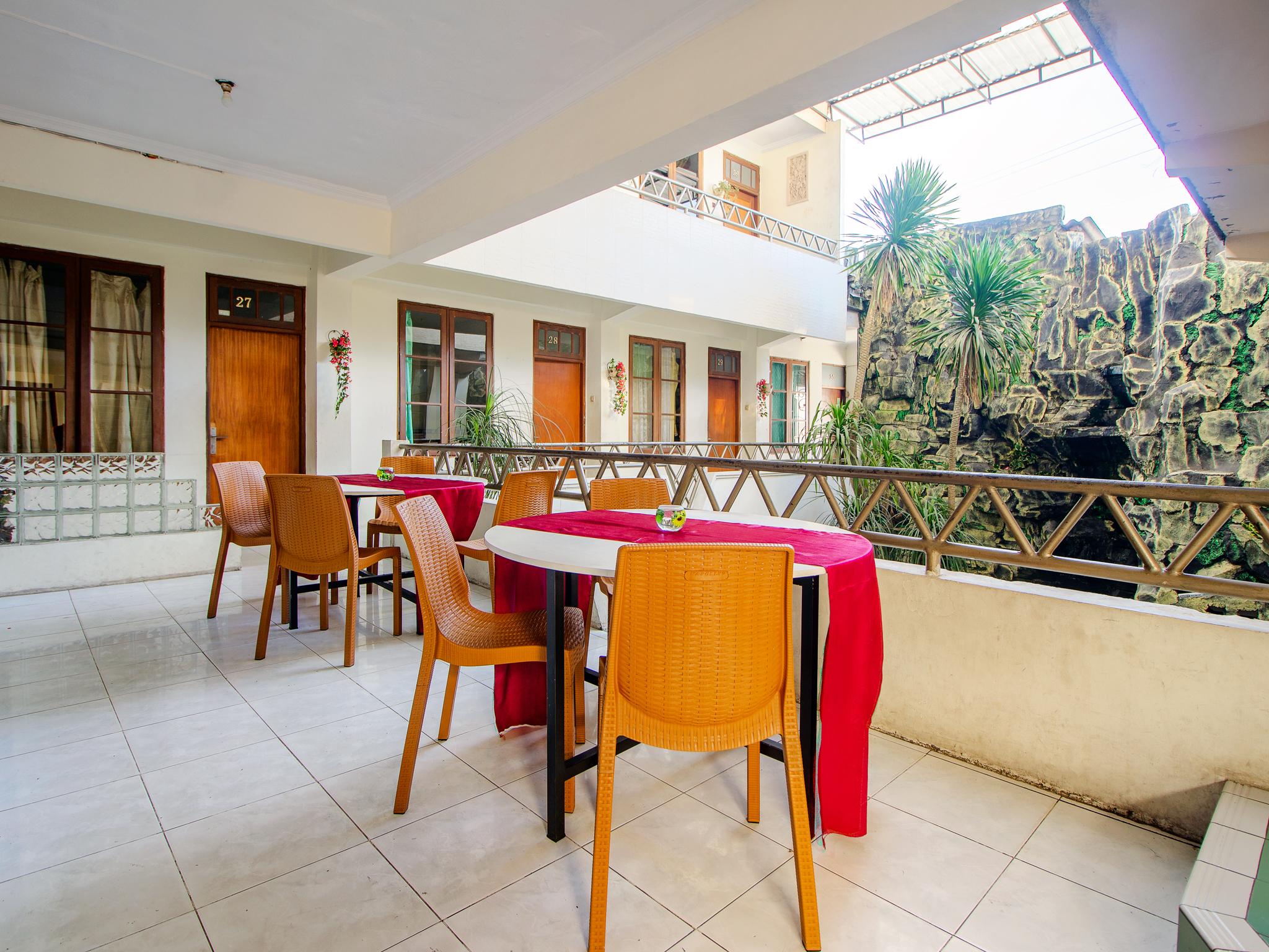 Oyo 1683 Hotel Musafira Syariah Джокьякарта Экстерьер фото