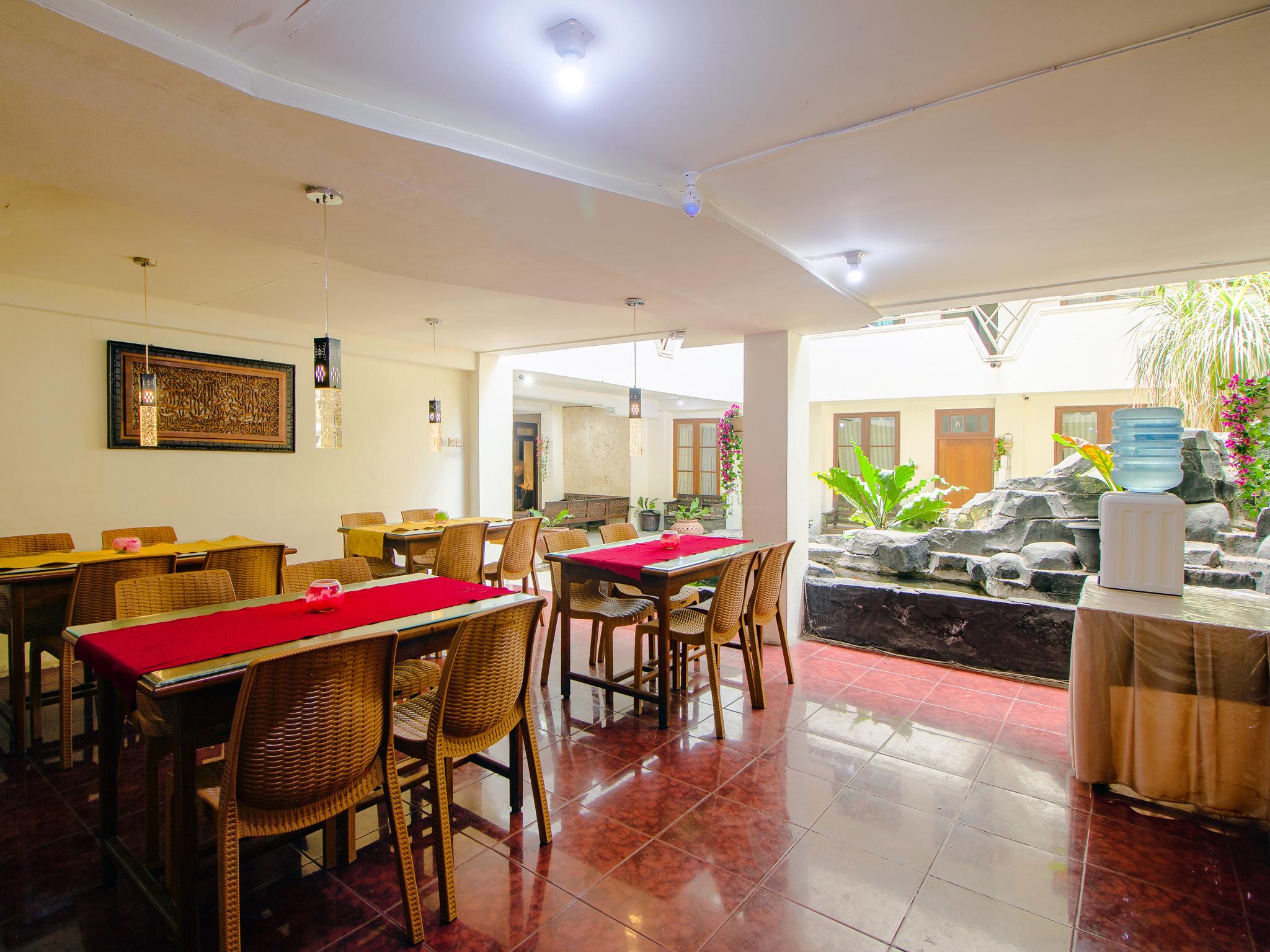 Oyo 1683 Hotel Musafira Syariah Джокьякарта Экстерьер фото